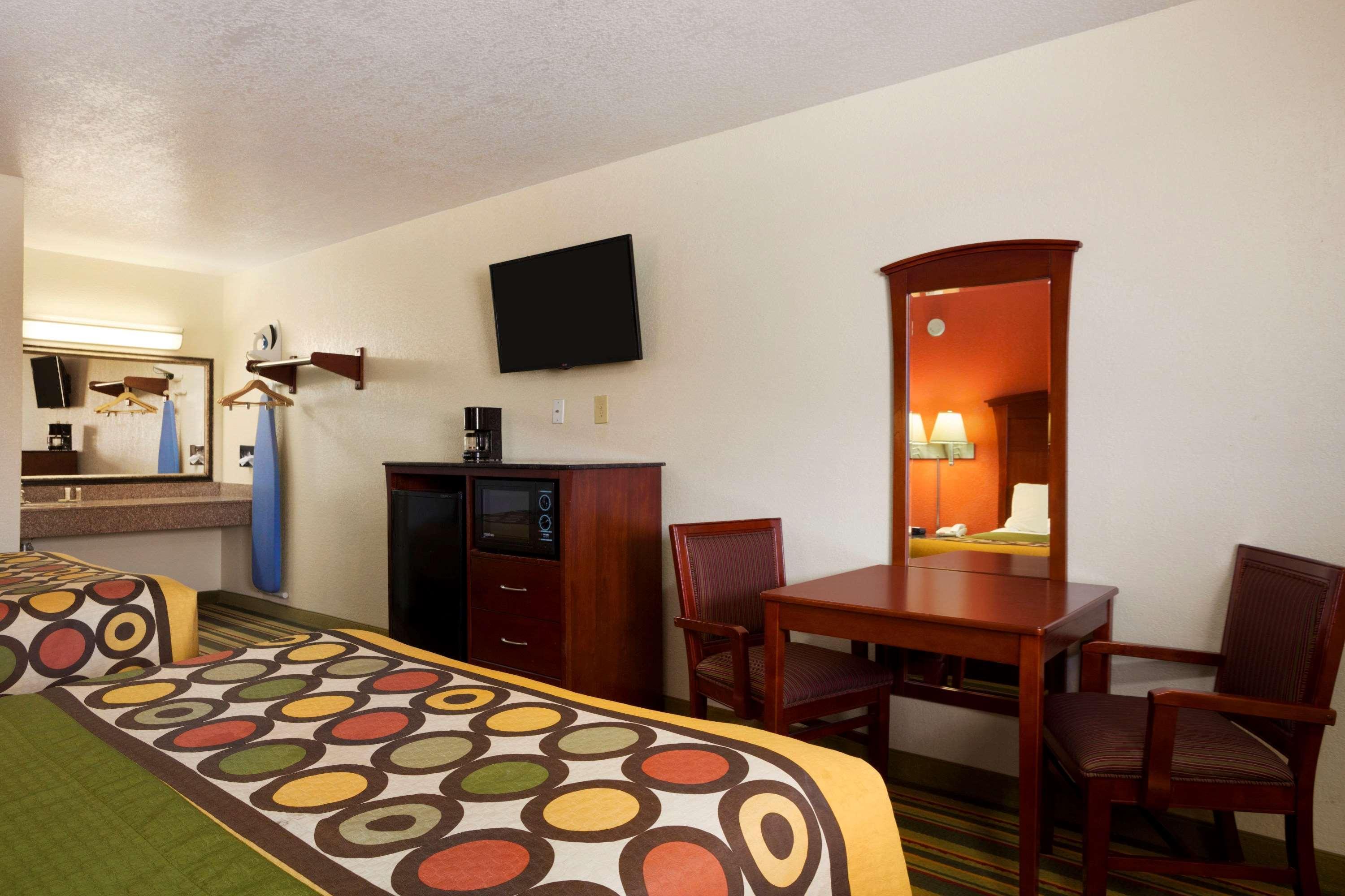 Motel Super 8 By Wyndham Pleasanton Exteriér fotografie