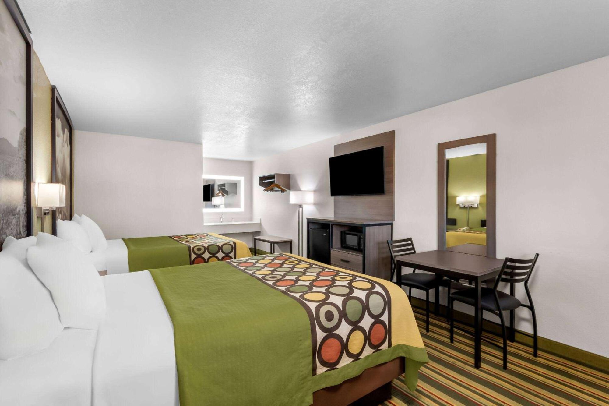 Motel Super 8 By Wyndham Pleasanton Exteriér fotografie