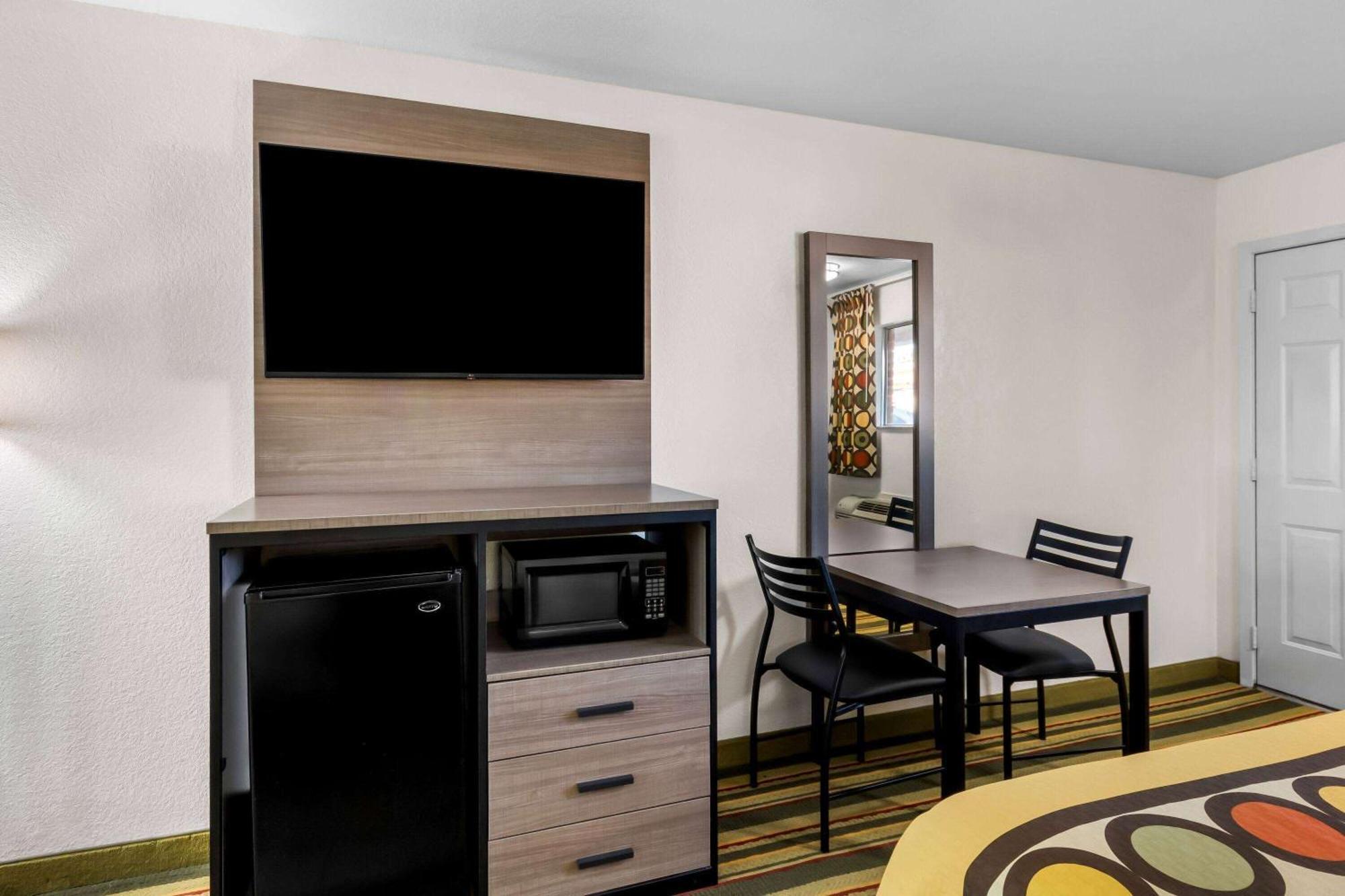 Motel Super 8 By Wyndham Pleasanton Exteriér fotografie