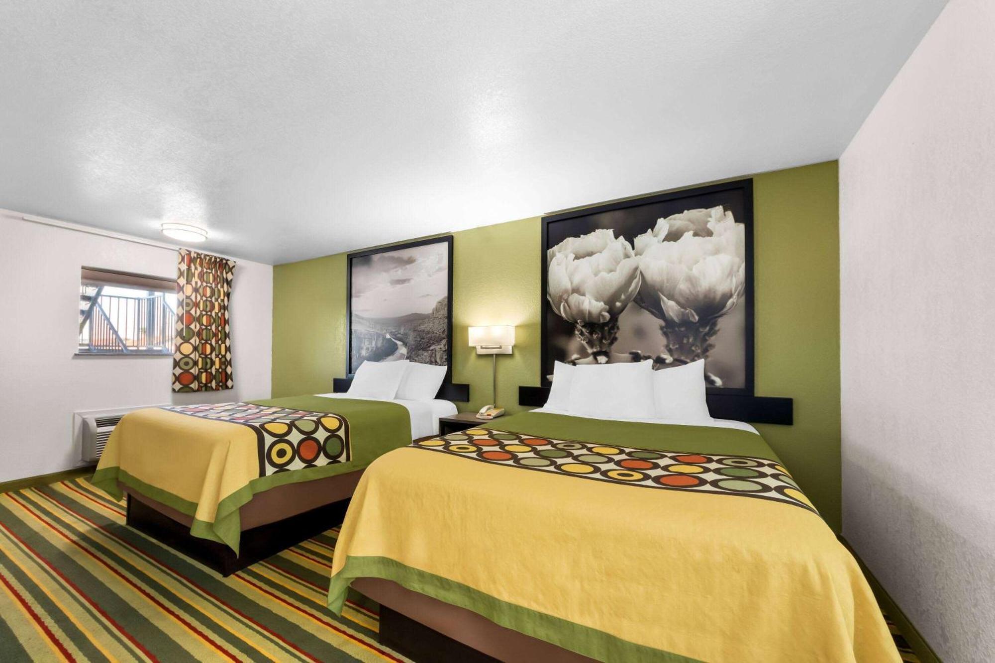 Motel Super 8 By Wyndham Pleasanton Exteriér fotografie