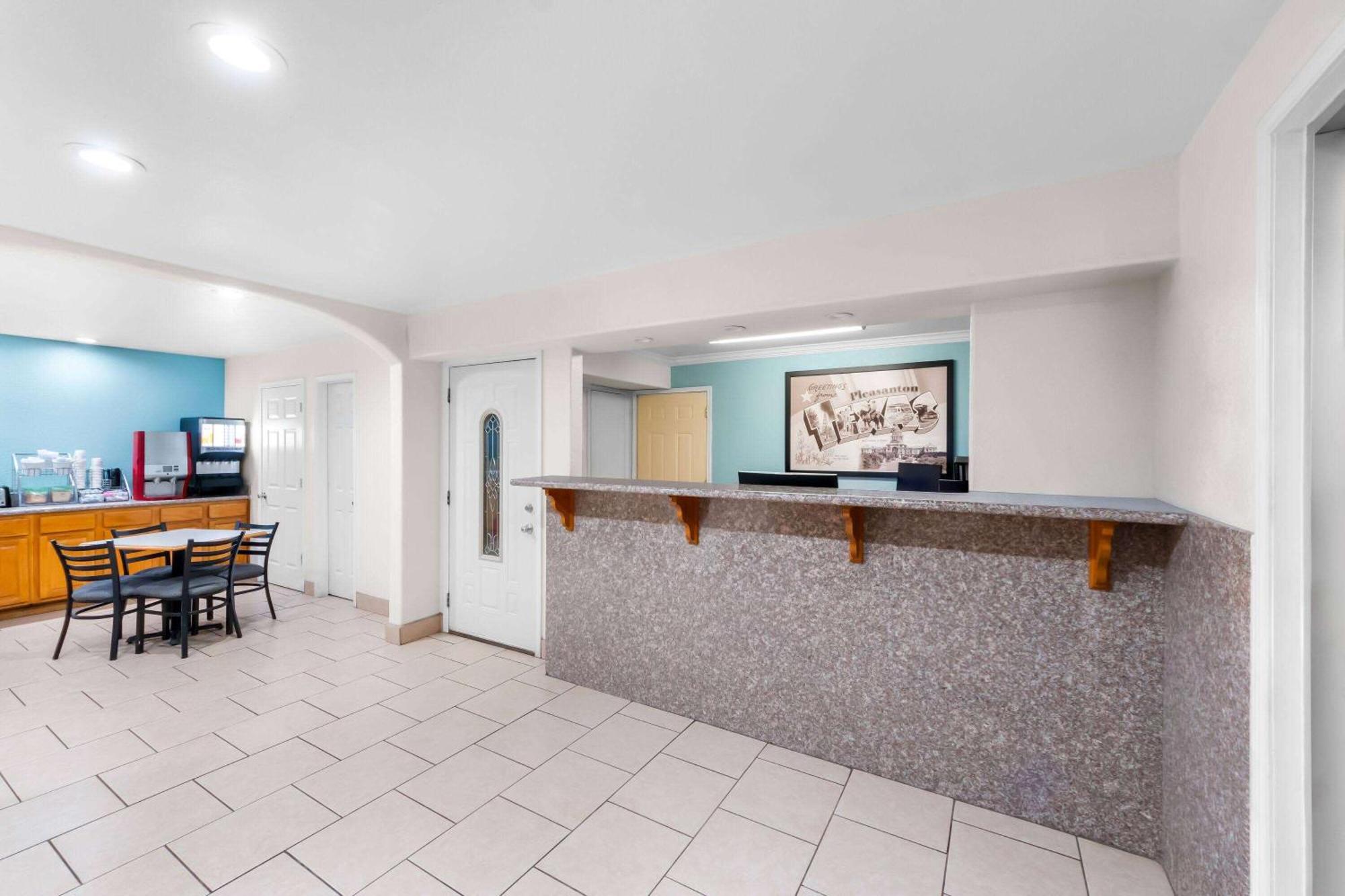 Motel Super 8 By Wyndham Pleasanton Exteriér fotografie