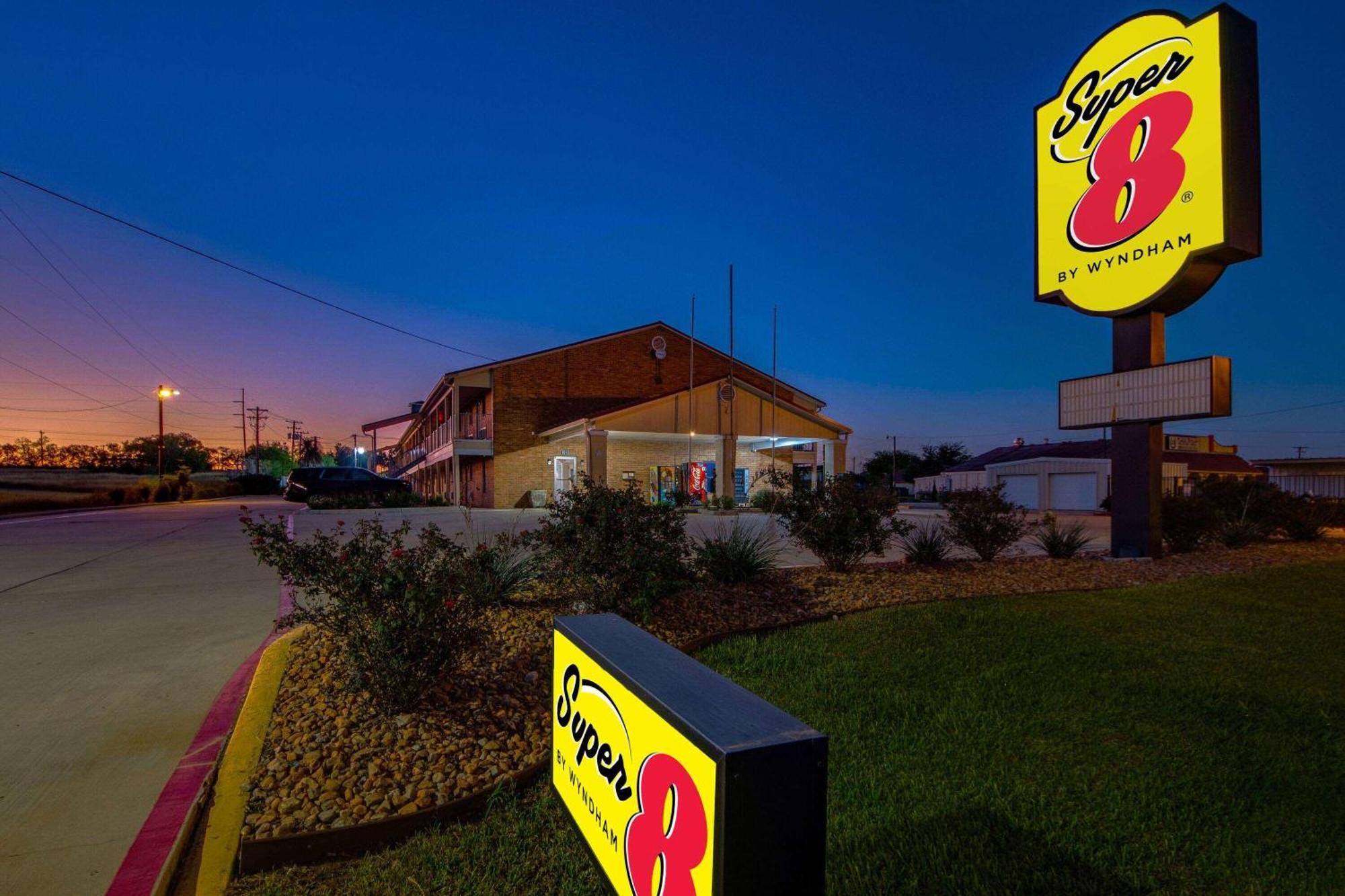 Motel Super 8 By Wyndham Pleasanton Exteriér fotografie