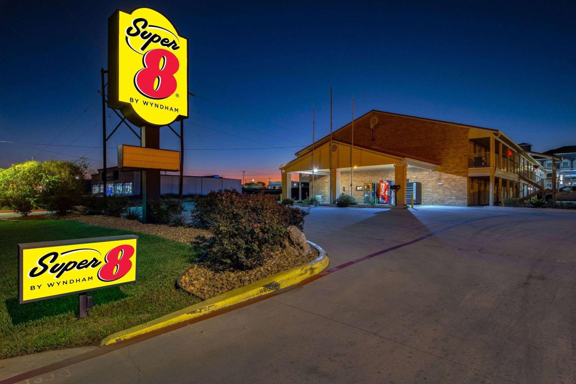 Motel Super 8 By Wyndham Pleasanton Exteriér fotografie
