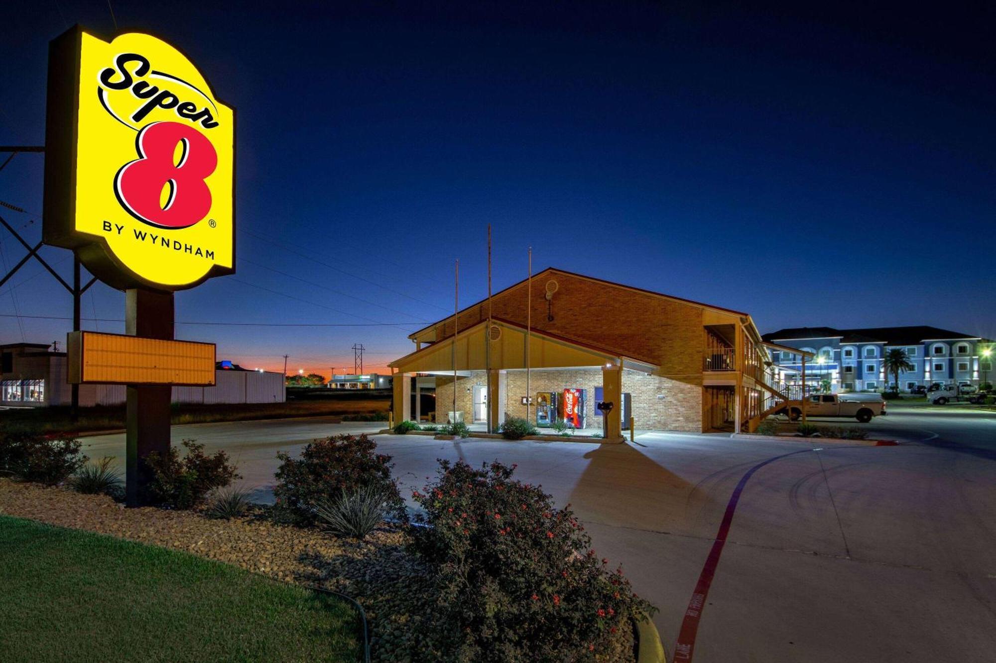 Motel Super 8 By Wyndham Pleasanton Exteriér fotografie